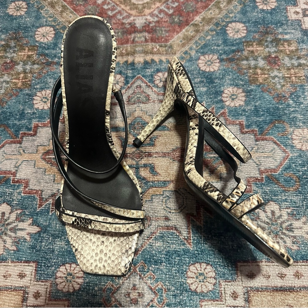 Alias Mae Women's Mollie Heels Open Toe Strappy
Sandals Size 6 or 37 - Picture 2 of 7